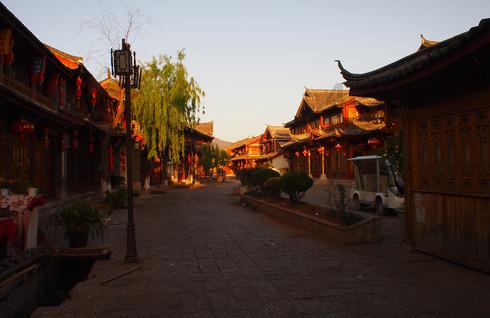 周星驰推出短剧厂牌，“剧场化”成今年行业关键词